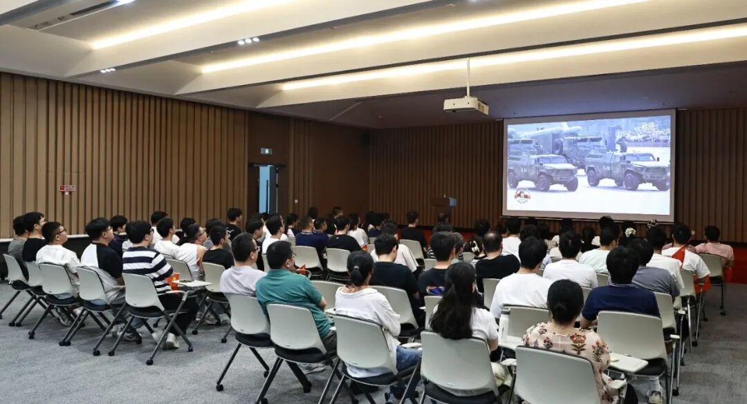 愿以吾辈之青春 捍卫盛世之中华 | 尊龙凯时组织观看九三阅兵仪式 愿以吾辈之青春 捍卫盛世之中华 | 尊龙凯时组织观看九三阅兵仪式