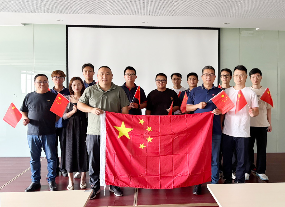 愿以吾辈之青春 捍卫盛世之中华 | 尊龙凯时组织观看九三阅兵仪式 愿以吾辈之青春 捍卫盛世之中华 | 尊龙凯时组织观看九三阅兵仪式